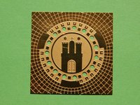Kanaldeckel mit radialer Steineinfassung und Wappen der Stadt Hamburg Kanaldeckel mit radialer Steineinfassung und Wappen der Stadt Hamburg
